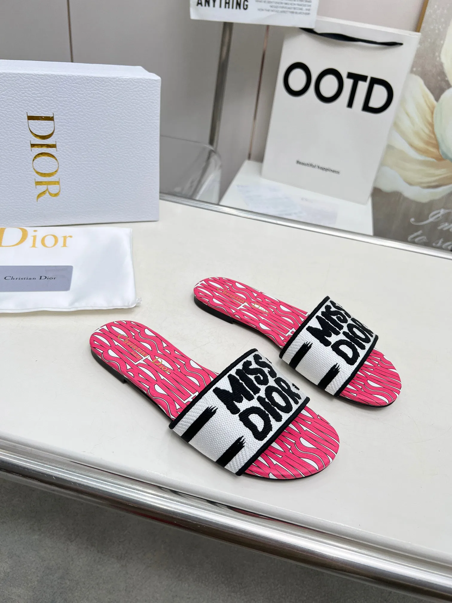 👟👟Ex-factory price 300👟👟 •Dior women's presbyopic embroidered leather-soled slippers Christian Dior has always been synonymous with magnificence and elegance, and has always been at the top of the fashion world👍 What is particularly worth mentioning is: the embroidered ✨ pattern on the sole, which reproduces one of the cherished symbols of Christian Dior✅More than a hundred colors to choose from ◽️️Upper: selected top-quality embroidered cotton ◽️Inner lining: imported sheepskin ◽Number 35-40 (41.42.43 customized)